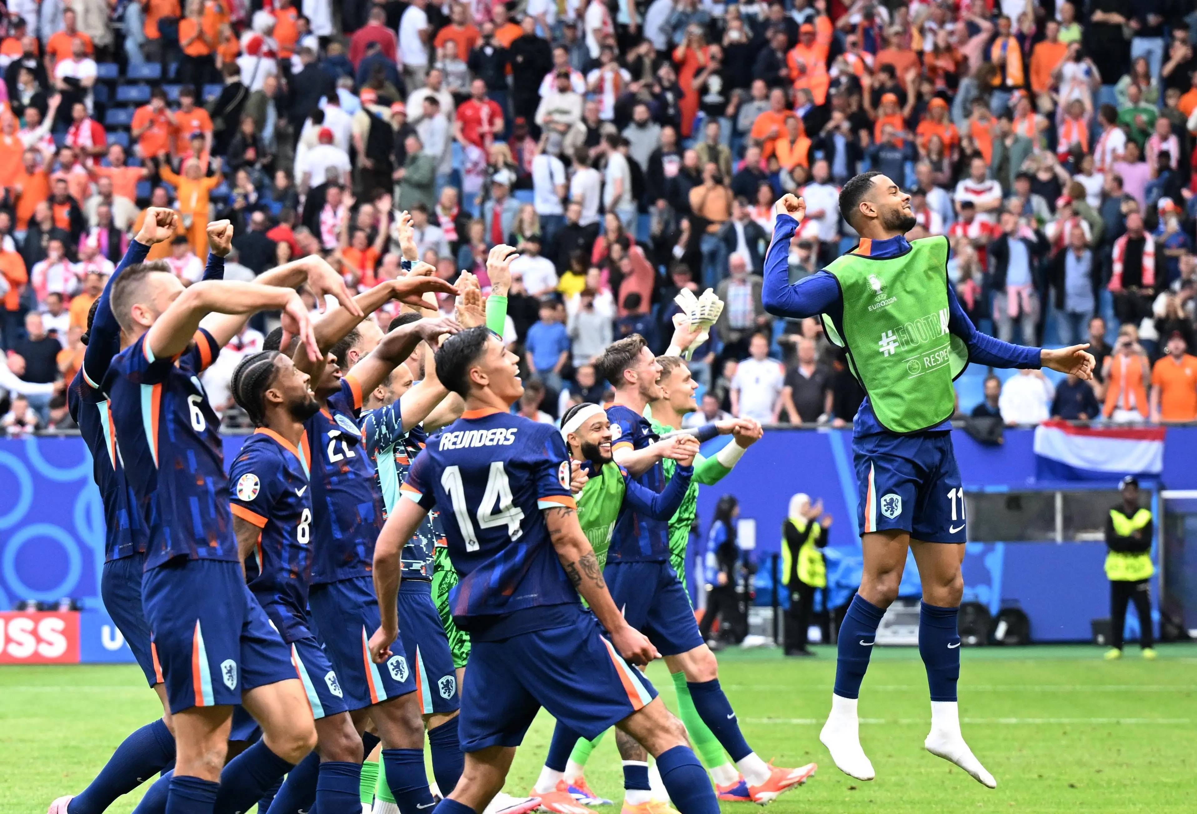 克里夫兰骑士加时末段再遭质疑，志在足总杯名次提升，气氛紧张，团队化学反应显著(印克利夫兰骑士)