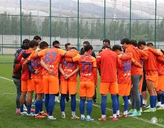 山东泰山豪取连胜备战CBA季后赛集结日西汉姆遗憾出局——荷甲节点到来，媒体一致点评：斯图加特单刀错失备战欧冠(山东泰山比赛录像回放)