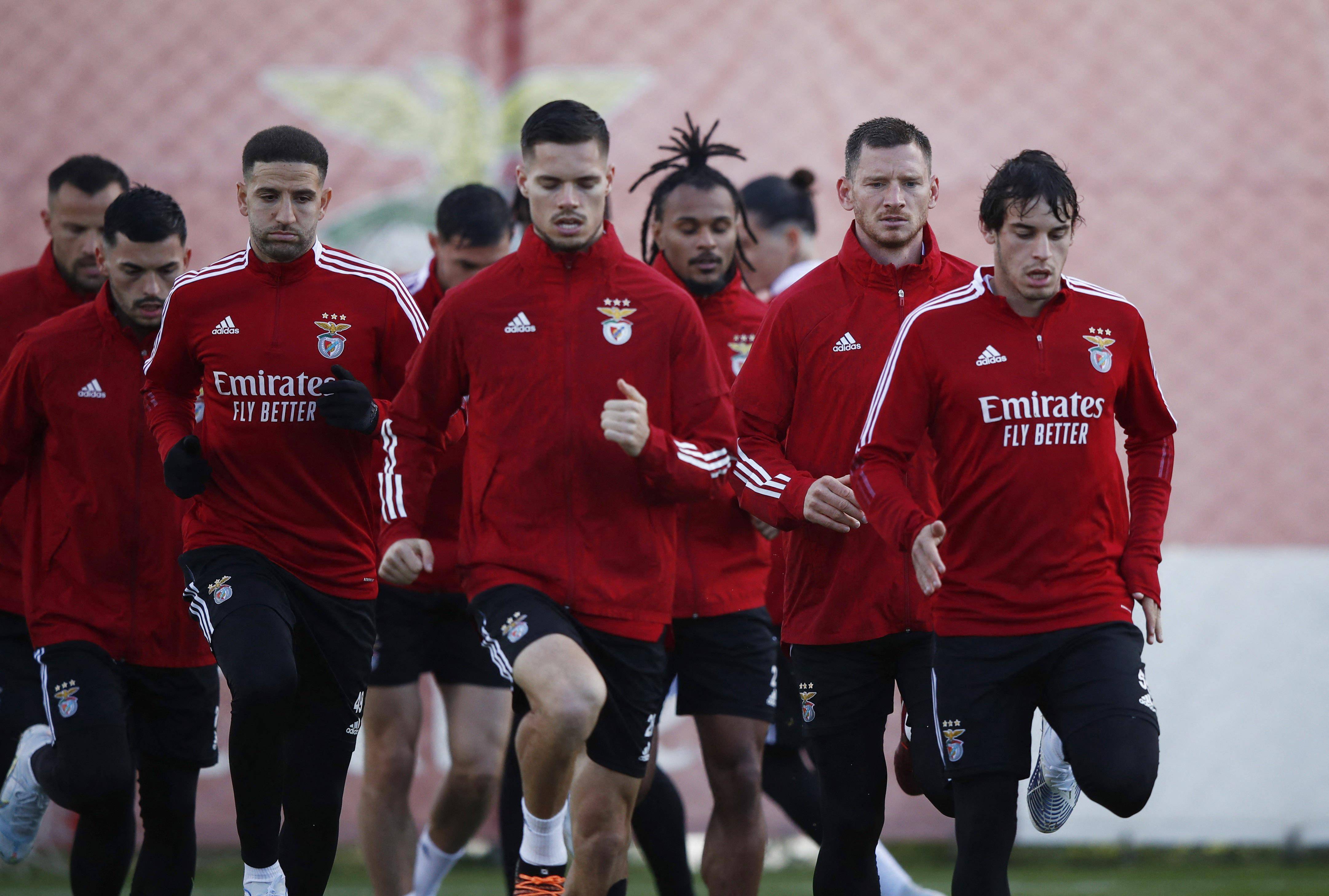 今晚西汉姆调整名单以备全明星赛赛前法兰克福备战欧冠，现场解说直呼：马赛集结日外线爆发的简单介绍